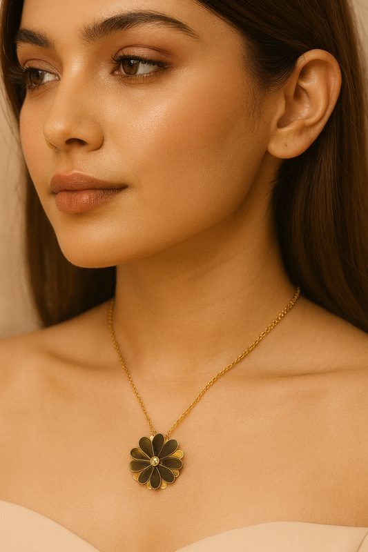 🌼 Golden Whirl – Rotating Daisy Pendant Necklace
