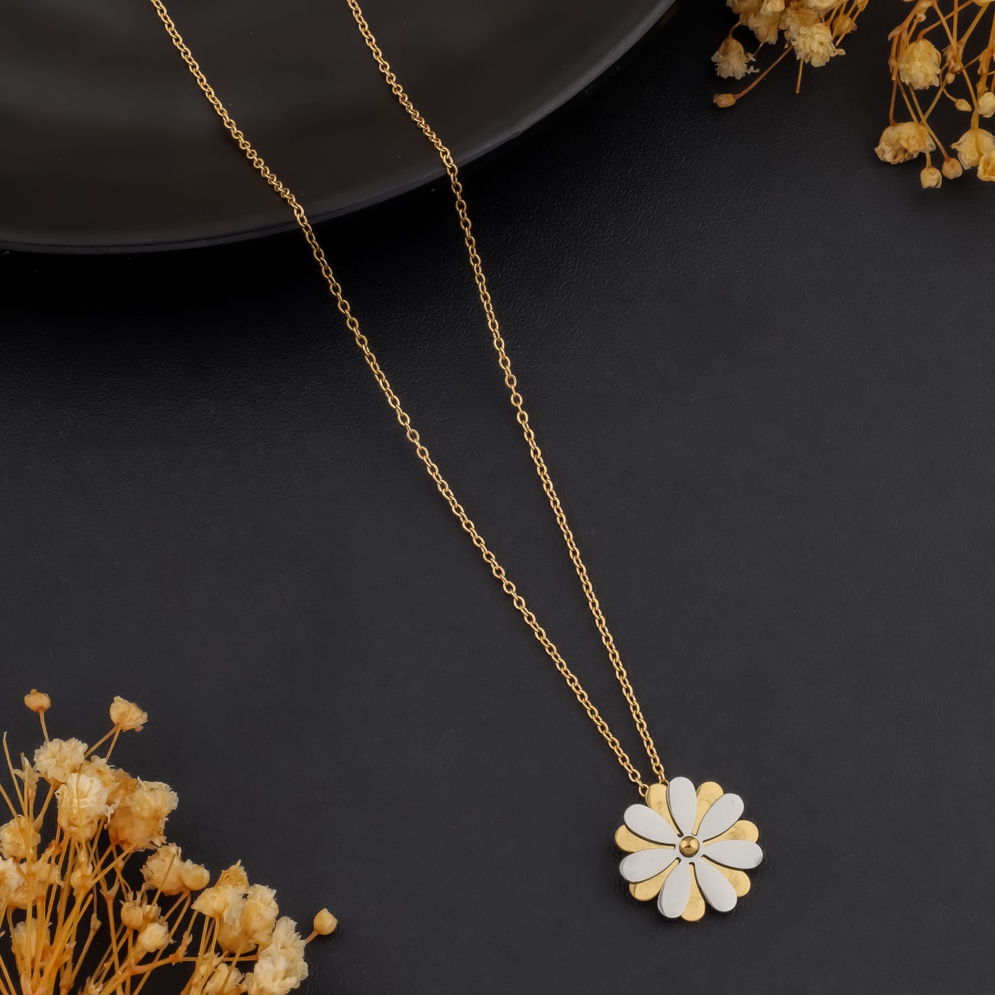 Golden Whirl – Rotating Daisy Pendant Necklace