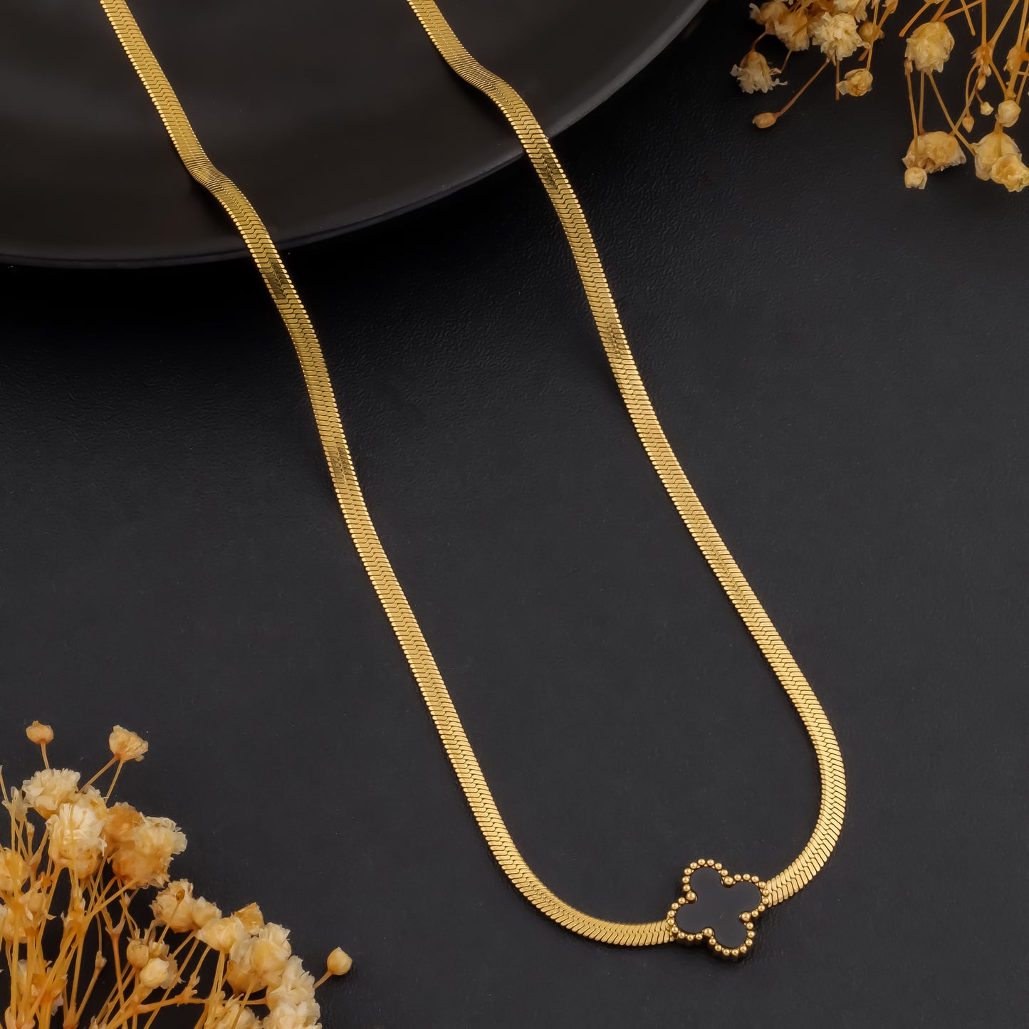Cloveré – Golden Petal Necklace