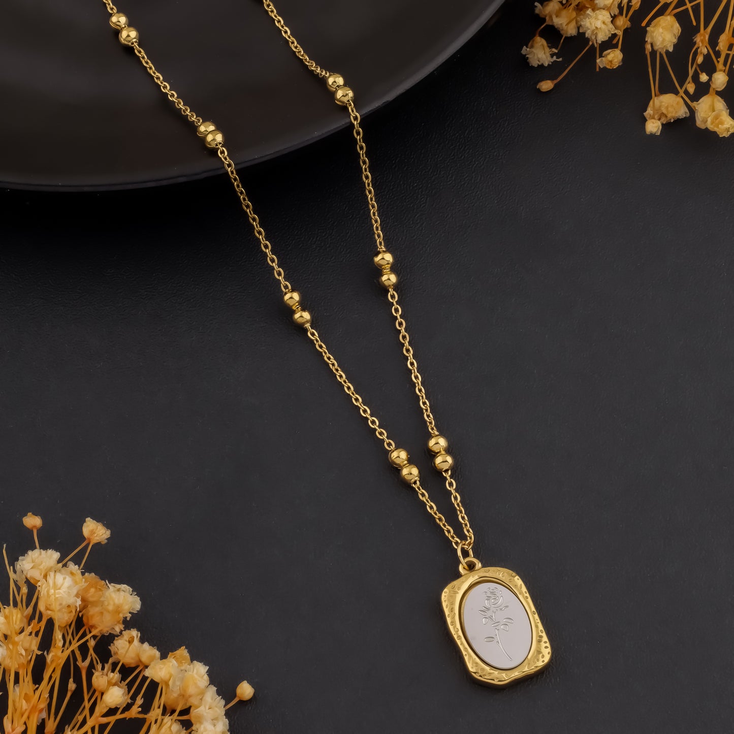 Rosamel – Vintage Frame Necklace