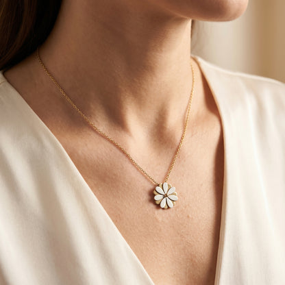 Golden Whirl – Rotating Daisy Pendant Necklace