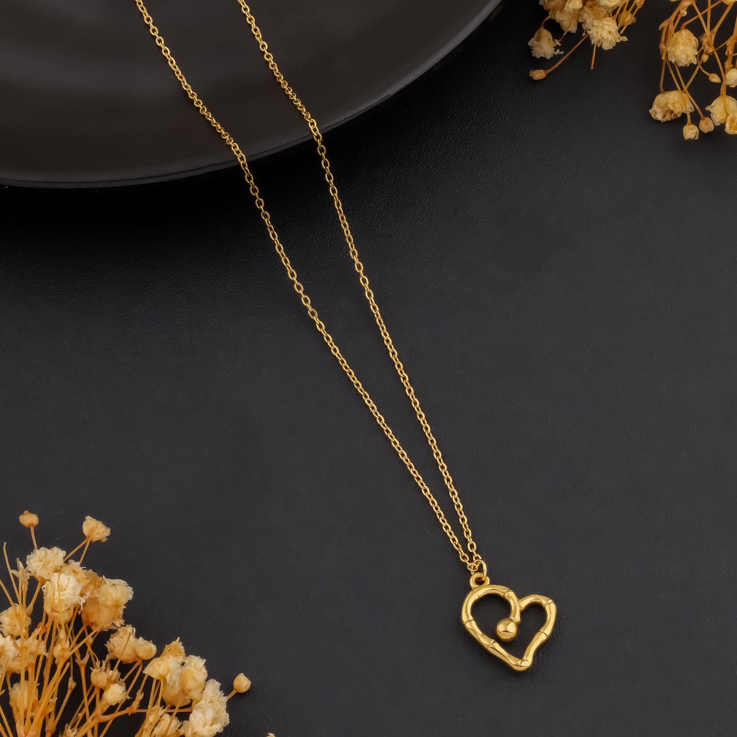 💛 Golden Pulse – Sculpted Heart Necklace