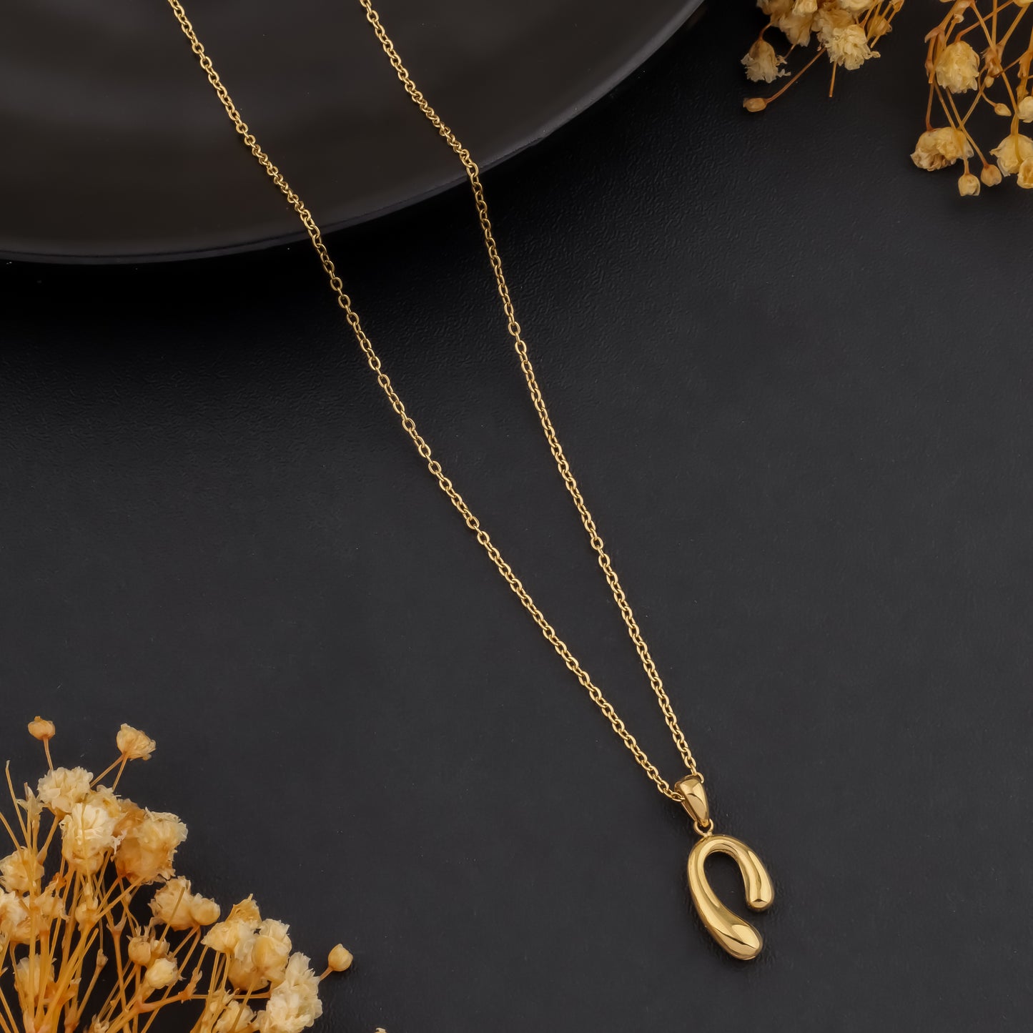 ✨Golden Arc – Timeless Curve Necklace