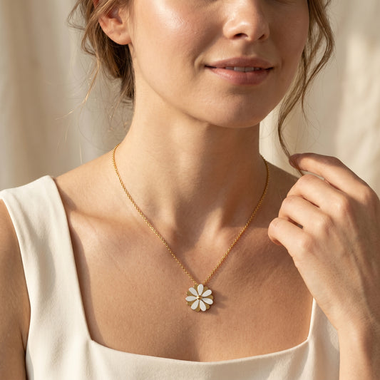 Golden Whirl – Rotating Daisy Pendant Necklace