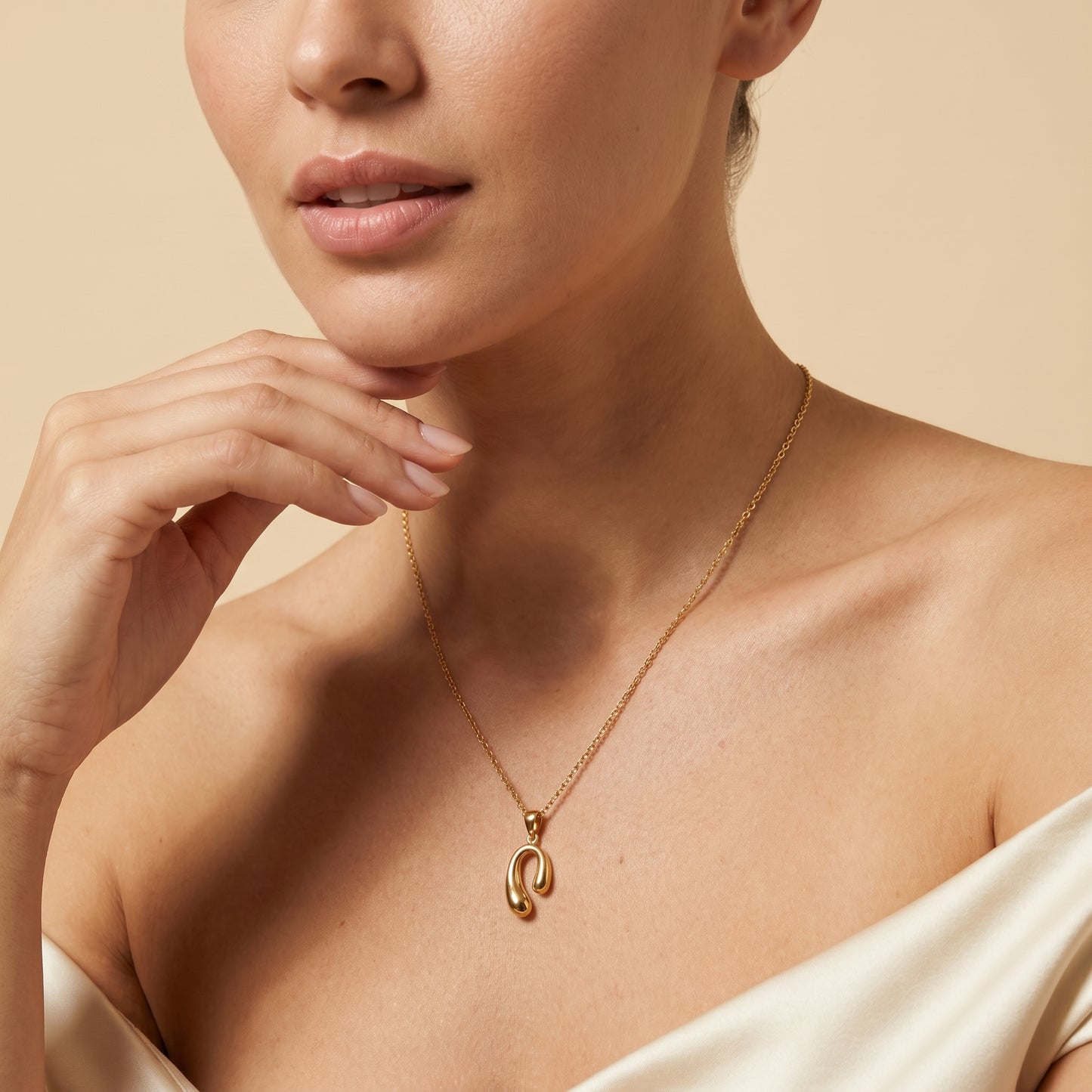 Golden Arc – Timeless Curve Necklace
