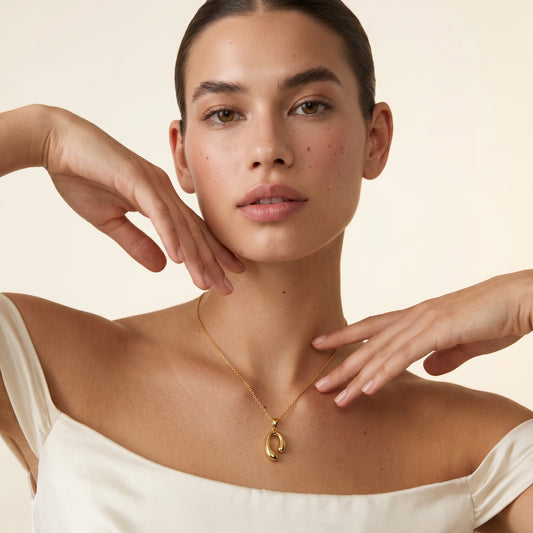 Golden Arc – Timeless Curve Necklace