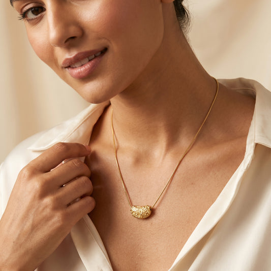 Golden Muse – Engraved Pendant Necklace